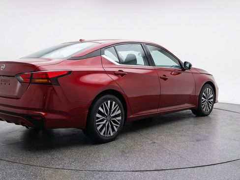 Used 2025 Nissan Altima 2.5 SV image 9