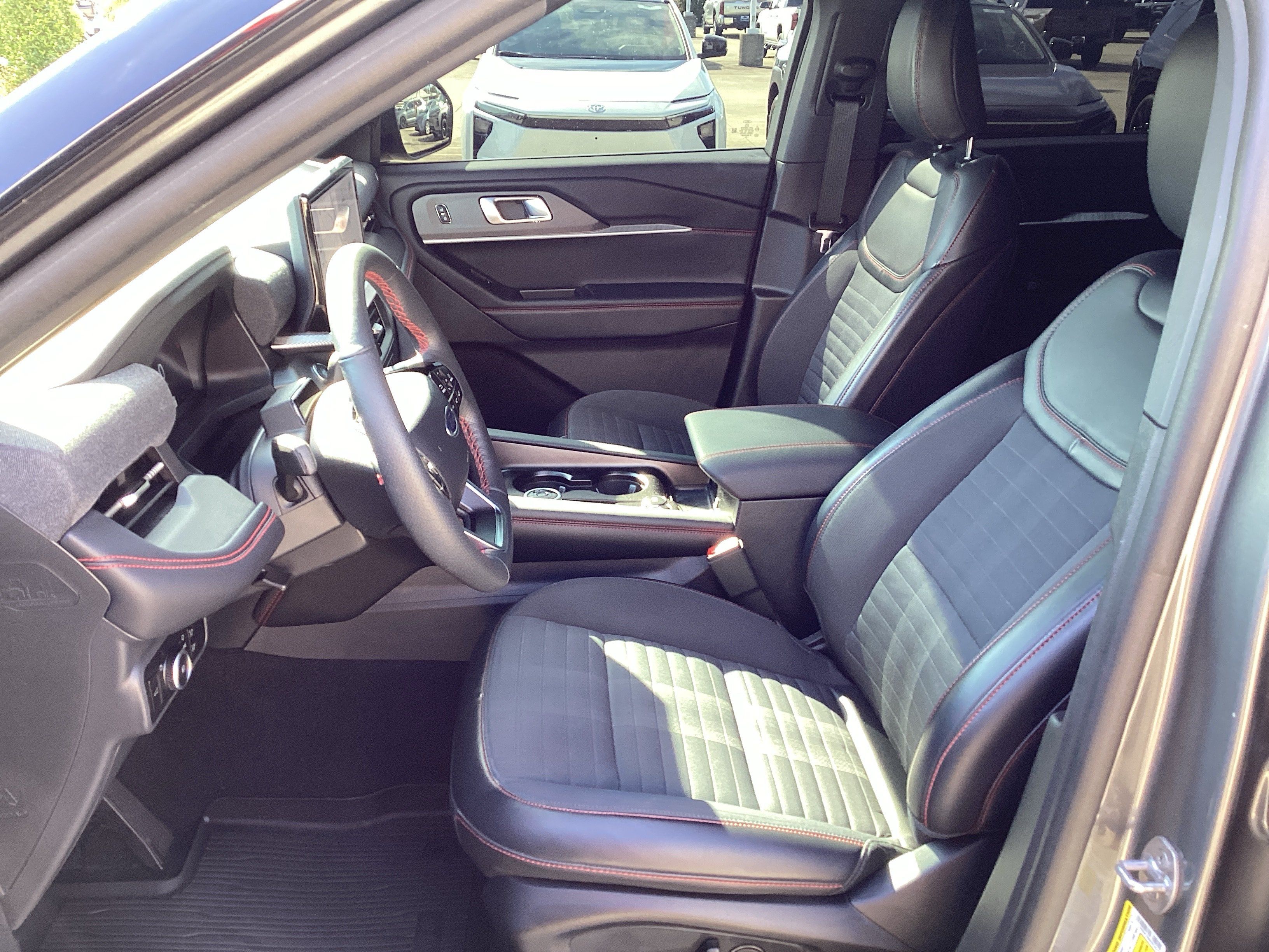 Used 2025 Ford Explorer ST-Line w/ Premium Package RWD image 17