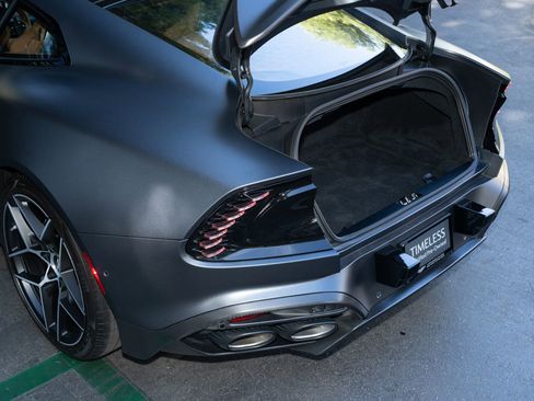 Used 2025 Aston Martin Vanquish RWD image 11