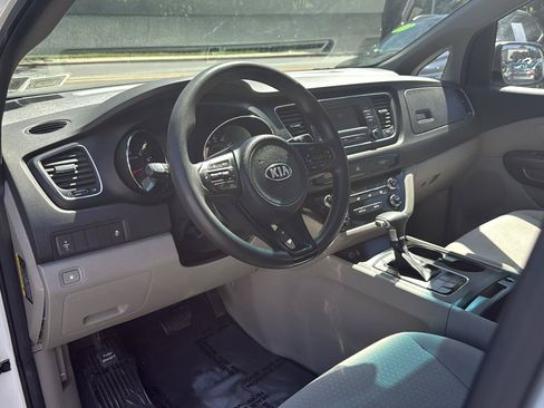 Used 2018 Kia Sedona L FWD image 9