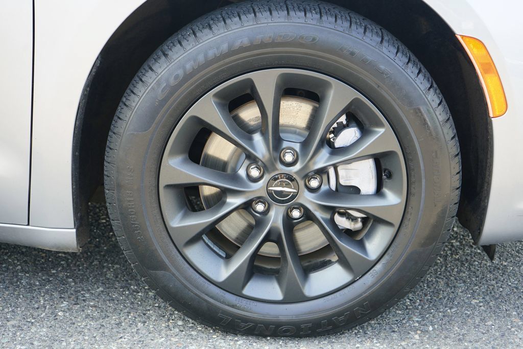 Used 2021 Chrysler Pacifica Limited w/ S Appearance Package AWD/4WD image 9