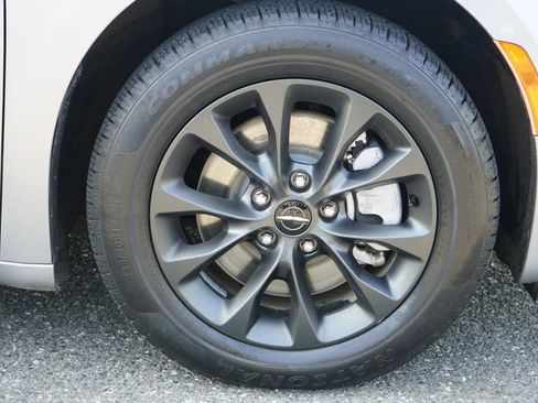Used 2021 Chrysler Pacifica Limited w/ S Appearance Package AWD/4WD image 9