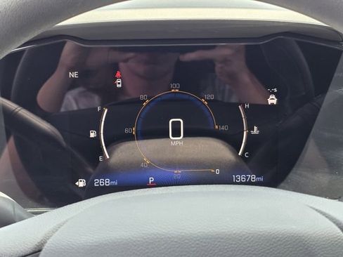 Used 2025 Chevrolet Trax LT FWD image 12