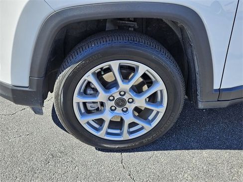 Used 2025 Jeep Compass Latitude w/ Altitude Special Edition image 9