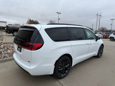 New 2026 Chrysler Pacifica Select w/ S Appearance Package image 6