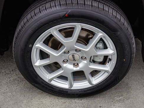 Used 2023 Jeep Renegade Latitude AWD/4WD image 11