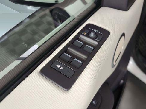 Certified 2025 Land Rover Discovery Dynamic SE image 11