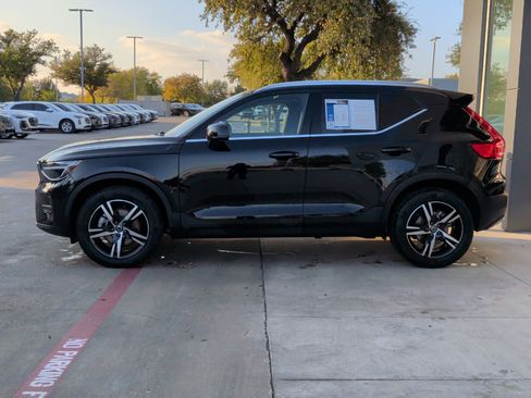 Used 2025 Volvo XC40 B5 Core image 6