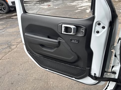 Used 2022 Jeep Gladiator Willys image 17