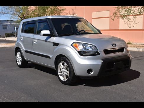 Used 2010 Kia Soul + FWD image 2
