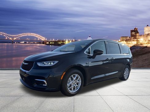 Used 2023 Chrysler Pacifica Touring-L image 1