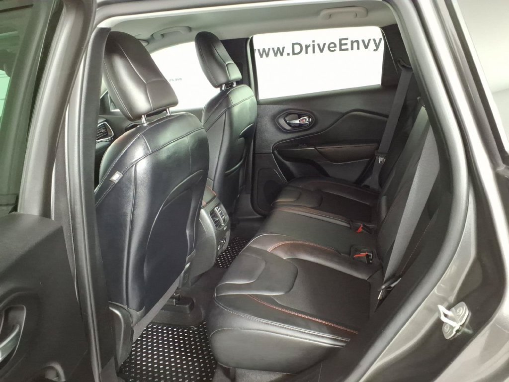 Used 2022 Jeep Cherokee Trailhawk w/ Comfort/Convenience Group AWD/4WD image 9