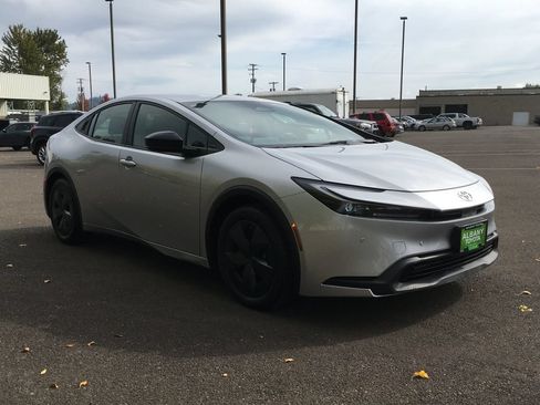 Used 2025 Toyota Prius LE FWD image 9