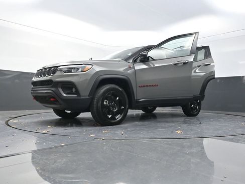 Used 2024 Jeep Compass Trailhawk image 31