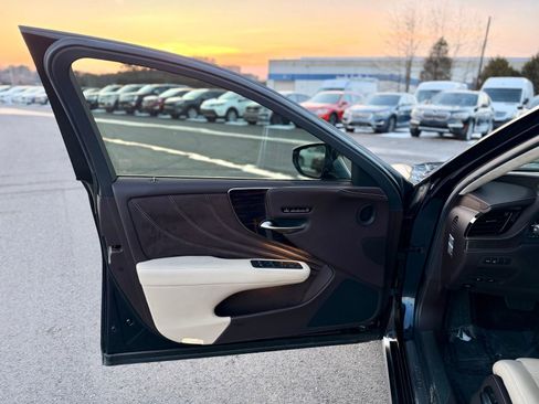 Used 2019 Lexus LS 500 w/ Luxury Package image 18