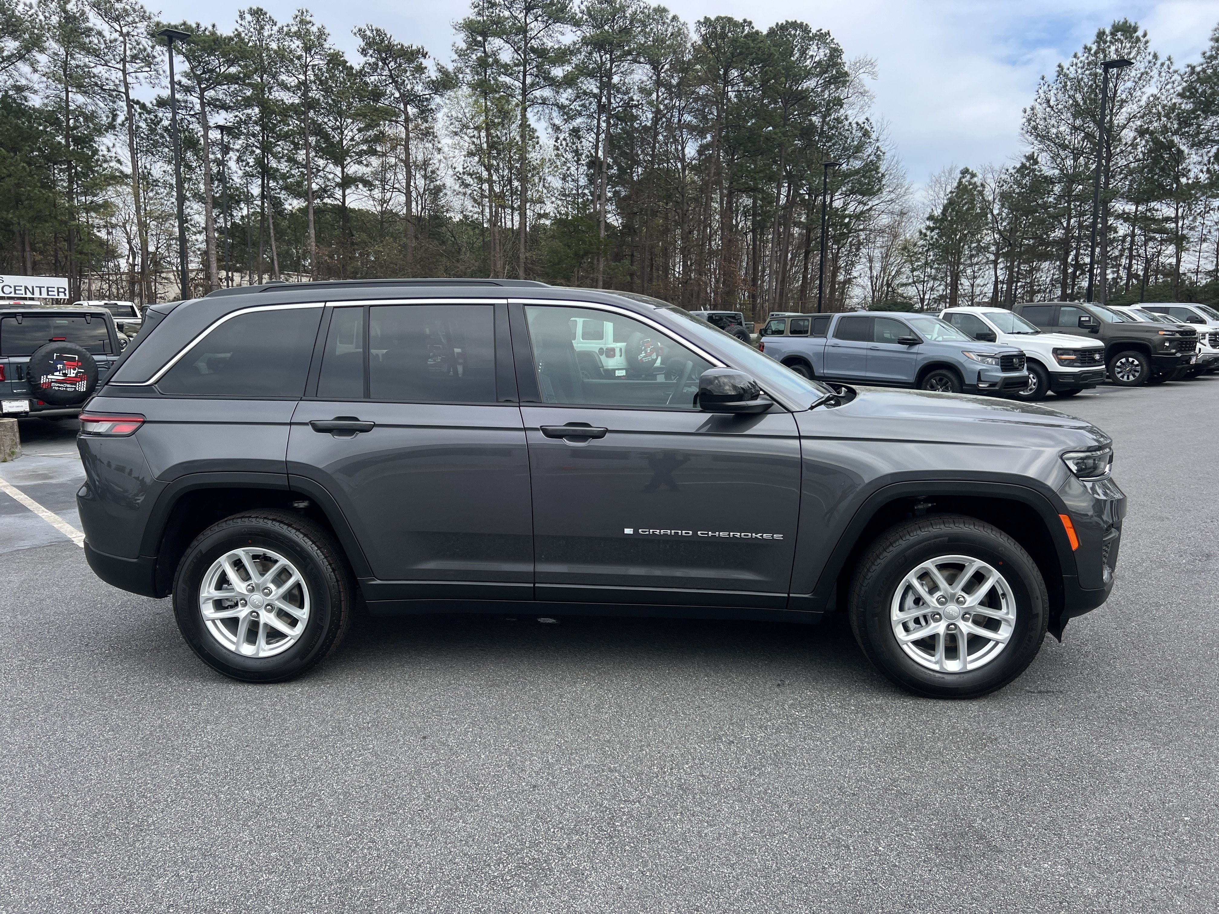 New 2026 Jeep Grand Cherokee Laredo w/ Trailer Tow Package AWD/4WD image 9