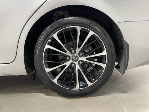 Used 2020 Toyota Camry SE w/ Sunroof Package FWD image 6