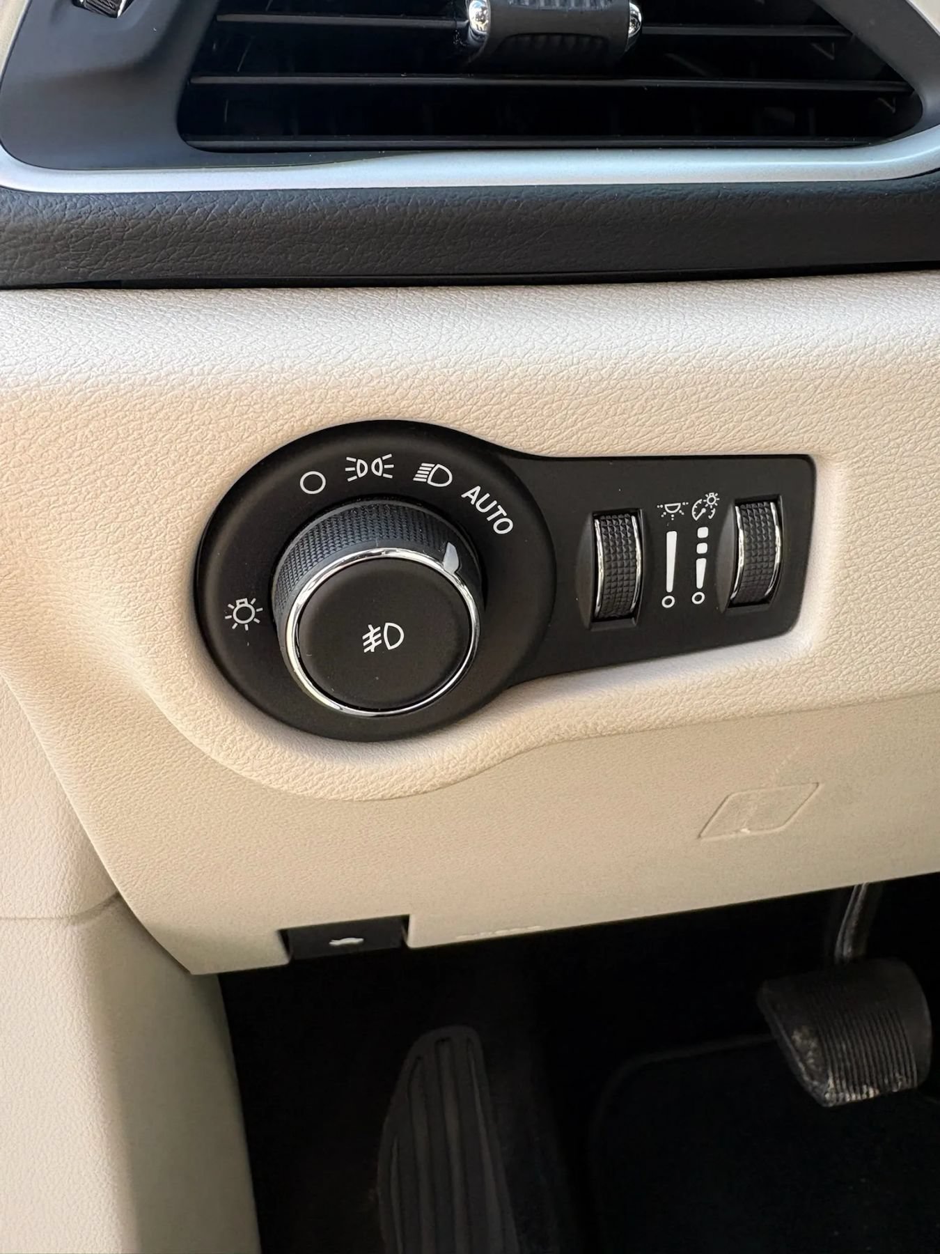 Used 2018 Chrysler Pacifica Touring-L FWD image 14