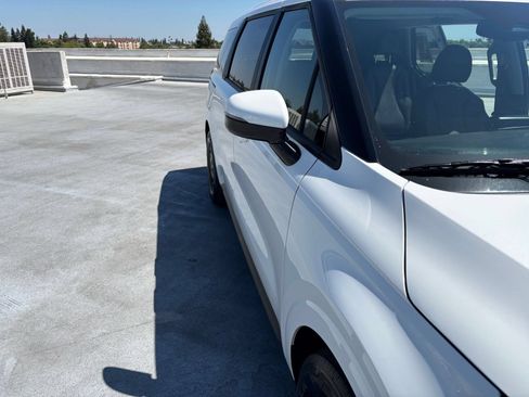 Used 2026 Kia Carnival FWD image 16