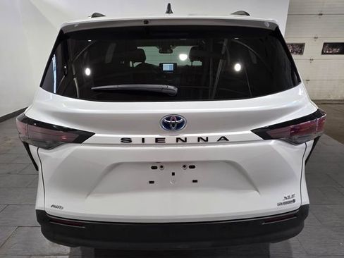 Used 2023 Toyota Sienna XLE w/ XLE Plus Package image 4
