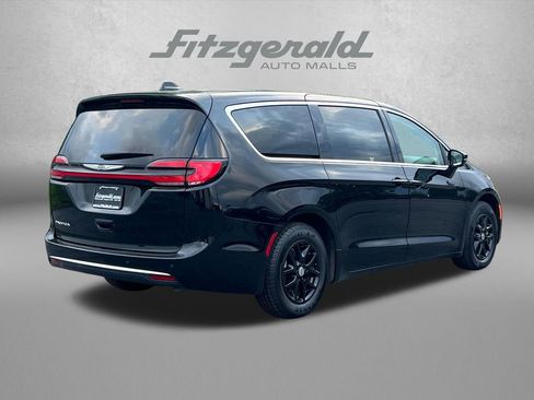 Used 2024 Chrysler Pacifica Touring-L FWD image 7