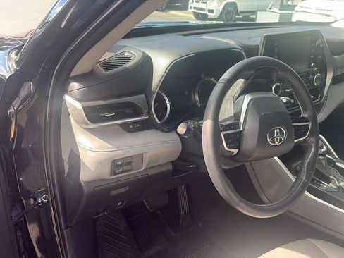 Used 2022 Toyota Highlander XLE AWD/4WD image 11