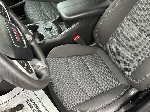 Used 2024 GMC Terrain SLE w/ Driver Convenience Package image 23