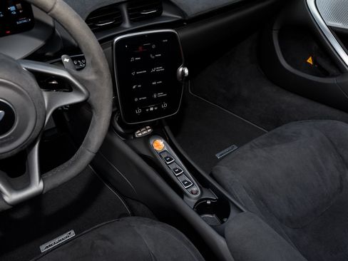 Used 2025 McLaren Artura Spider RWD image 40