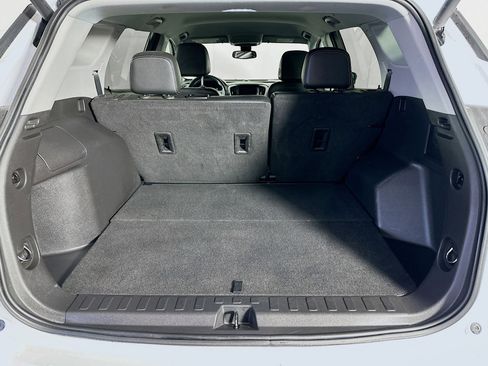 Used 2023 GMC Terrain SLT image 28