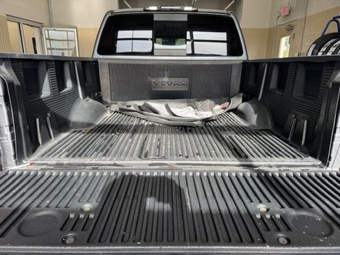 Used 2018 Nissan Titan SV w/ SV Convenience Package image 11