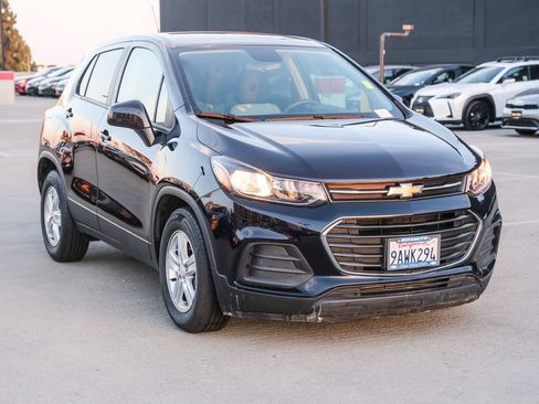 Used 2022 Chevrolet Trax LS w/ Tint and Cruise Package FWD image 3