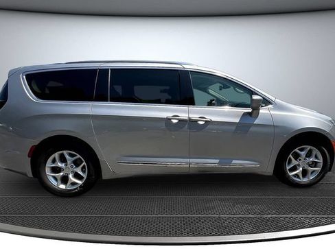 Used 2020 Chrysler Pacifica Touring-L w/ Tire & Wheel Group FWD image 4