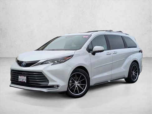 Used 2025 Toyota Sienna Platinum image 1