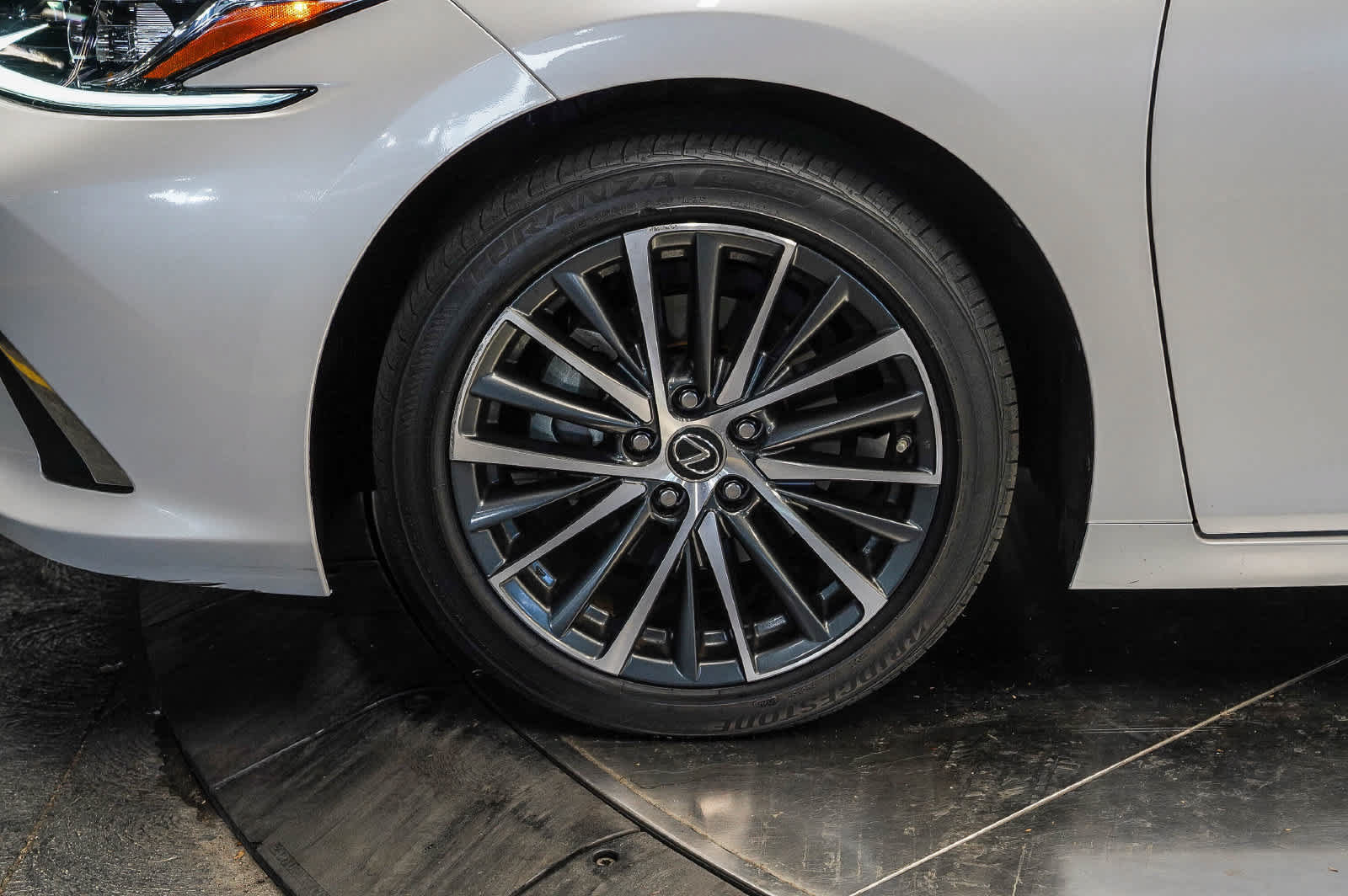 Used 2025 Lexus ES 300h w/ Premium Package FWD image 9