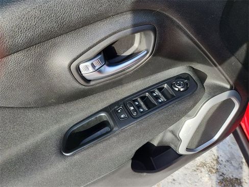 Used 2018 Jeep Renegade Latitude image 21