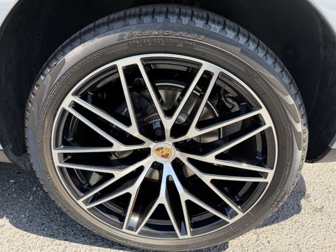 Certified 2025 Porsche Macan AWD/4WD image 9