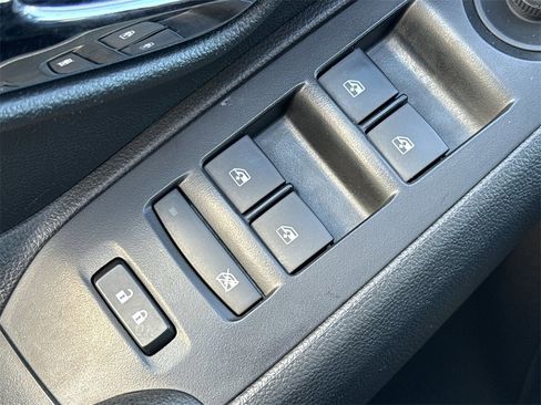 Used 2022 Chevrolet Trax LT w/ LT Convenience Package image 26