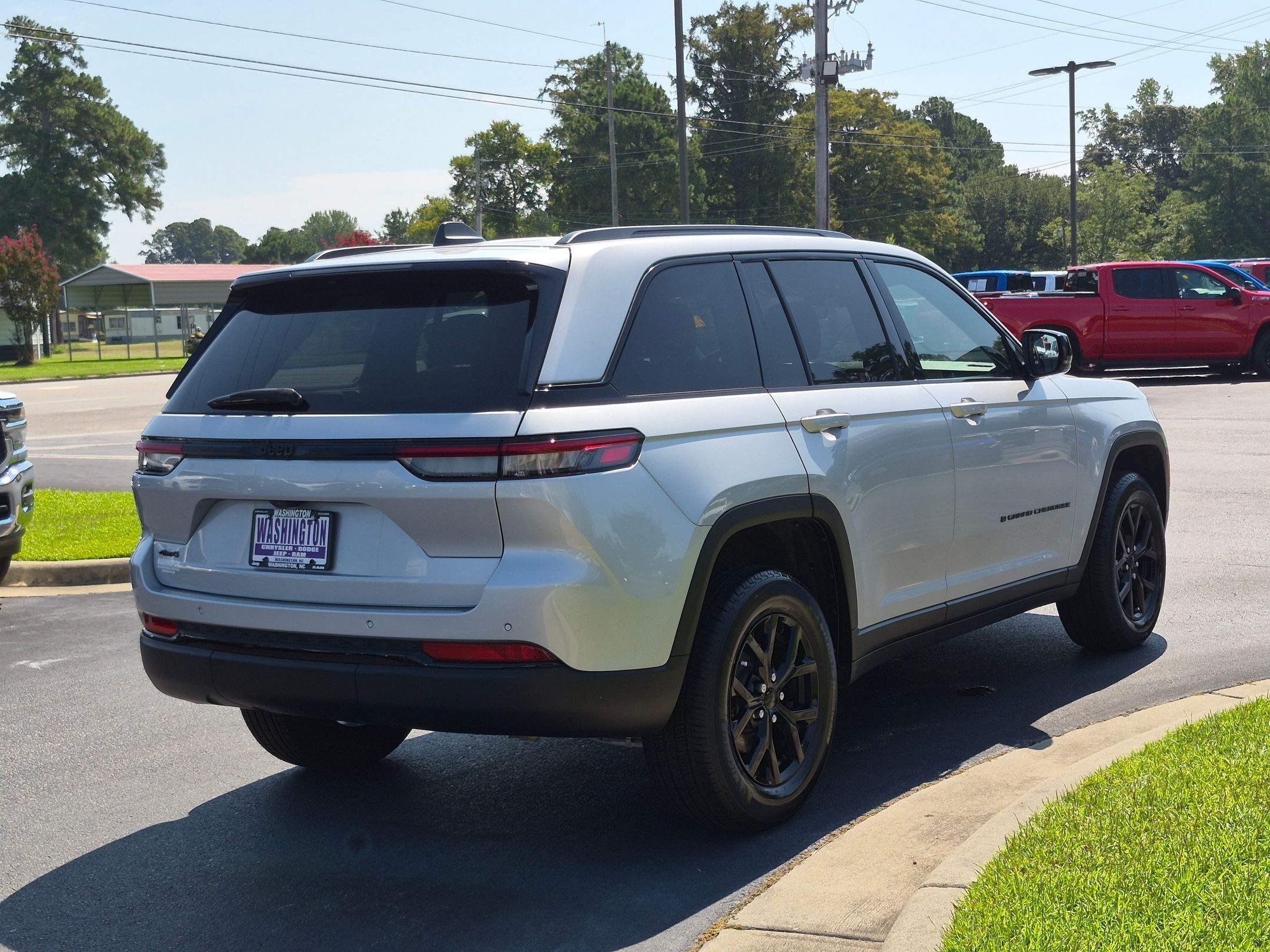 Used 2025 Jeep Grand Cherokee Altitude AWD/4WD image 5