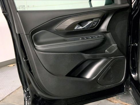 Used 2024 GMC Terrain SLE image 25