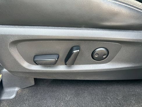Used 2023 Nissan Pathfinder SL AWD/4WD image 12