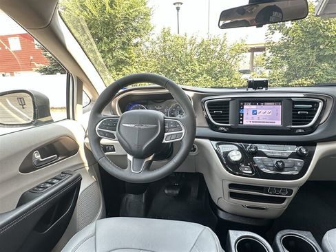 Used 2022 Chrysler Voyager LX FWD image 5
