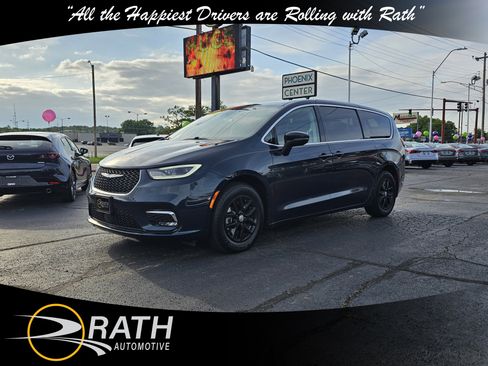 Used 2023 Chrysler Pacifica Touring-L FWD image 1