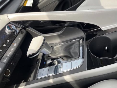 New 2025 Hyundai Elantra Limited image 31