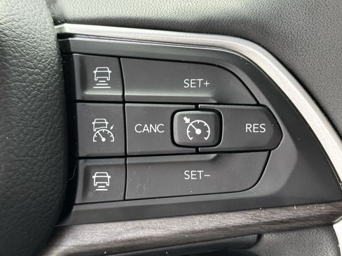 Used 2023 Jeep Grand Cherokee Limited w/ Black Appearance Package image 24