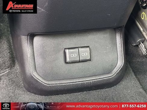 Used 2022 Toyota Highlander XSE FWD image 18