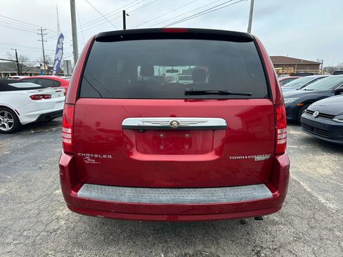 Used 2009 Chrysler Town & Country Touring w/ Entertainment Group #2 image 4