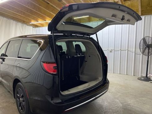 Used 2023 Chrysler Pacifica Touring-L FWD image 9