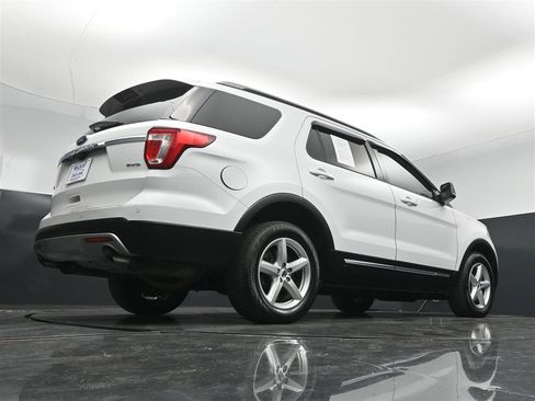 Used 2017 Ford Explorer XLT w/ Equipment Group 201A AWD/4WD image 32
