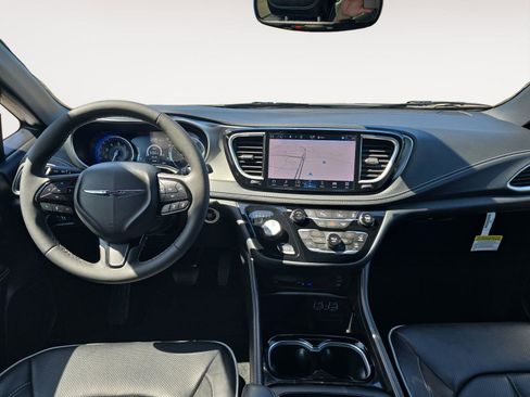 Used 2024 Chrysler Pacifica Limited w/ Uconnect Theater Family Group image 9