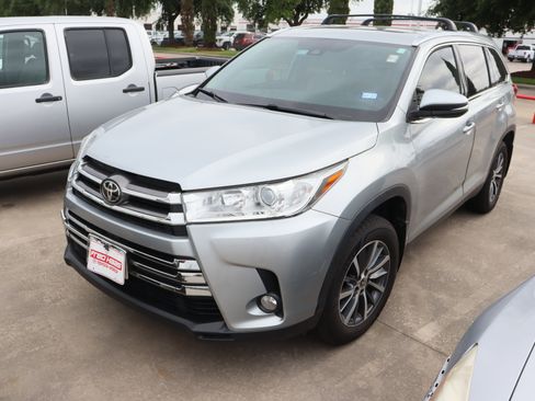 Used 2019 Toyota Highlander XLE FWD image 3